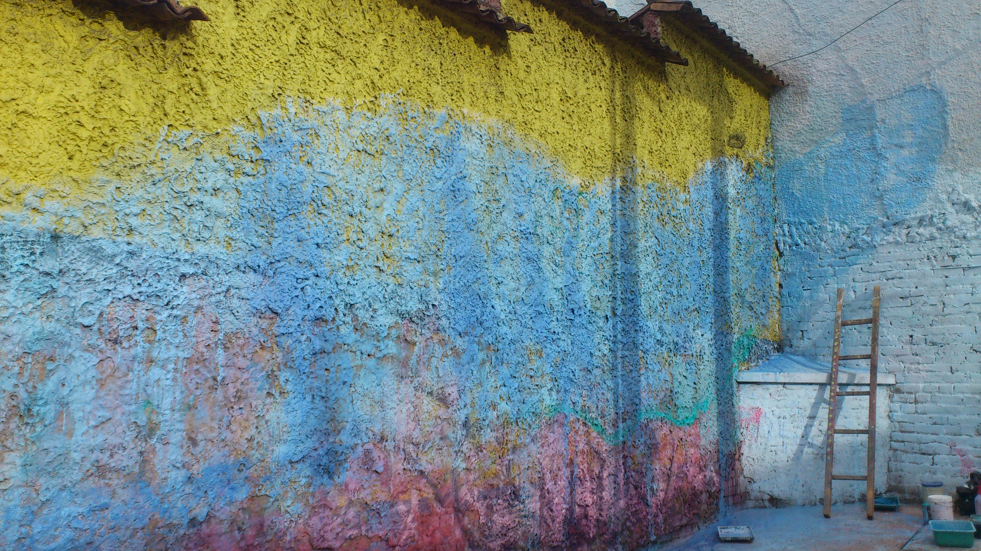 Depression in Sachen Orientierung dargestellt mit der unvollendet gestrichenen Wand in den Farben gelb, blau und rot