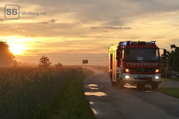 Feuerwehrauto im Sonnenuntergang zum Thema Ehrenamt während des Studiums