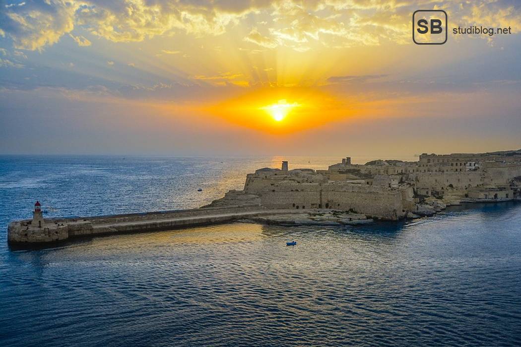 Artikelbild zu Malta the place to be mit Hafen und Sonnenuntergang
