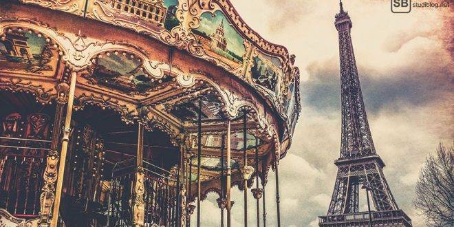 Reisebericht Paris: Im Vordergrund ist ein Karussell zu sehen, im Hintergrund der Eiffelturm