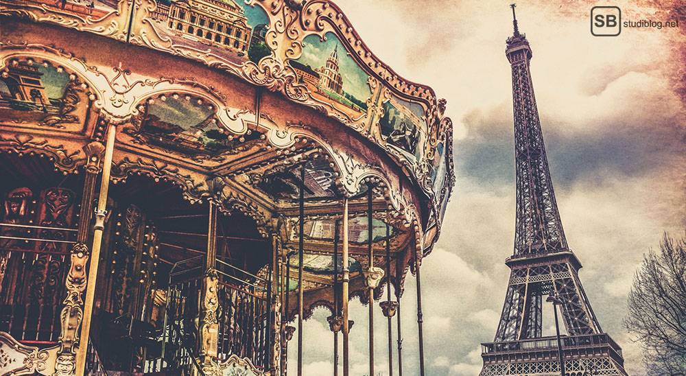 Reisebericht Paris: Im Vordergrund ist ein Karussell zu sehen, im Hintergrund der Eiffelturm