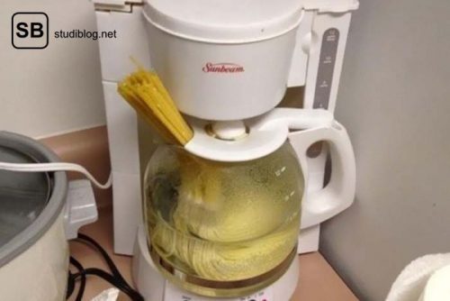 Kaffeemaschine wird zum Nudeln weich kochen verwendet - Dinge, die arme Studenten machen.