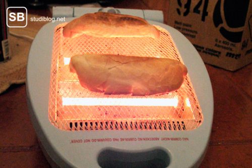 Sandwichmaker wurde umgebaut und fungiert jetzt als Toaster - Liste der Dinge, die arme Studenten machen.