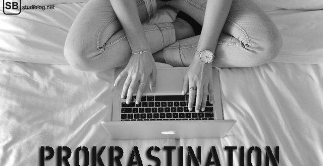Prokrastination bei der Bachelorarbeit: Frau sitzt im Schneidersitz auf dem Bett und tippt auf ihrem Laptop