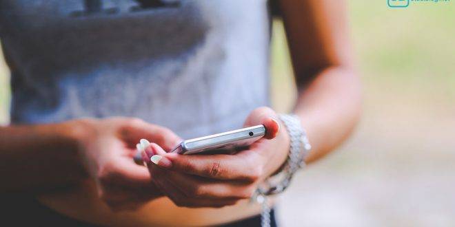 Apps für Studenten: Eine Frau hält ihr Smartphone in der Hand