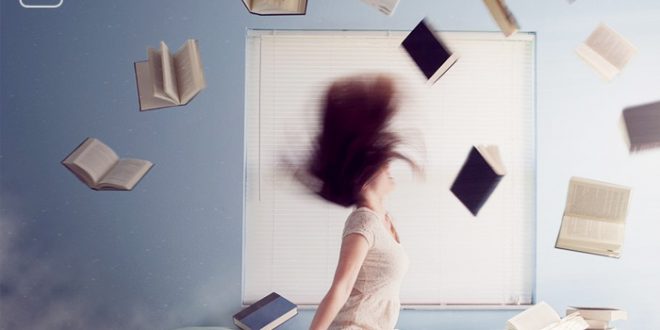 Lerntypen - Studentin auf dem Bett mit fliegenden Büchern