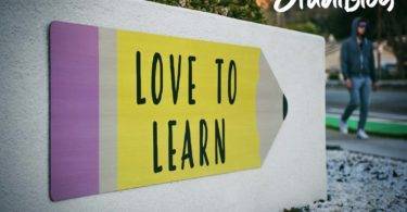 Schild an der Wand auf dem dem "love to learn" steht - Studieren oder eine Ausbildung machen nach der Schule?