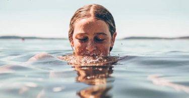 Fitness für faule Studenten - Studentin im Wasser